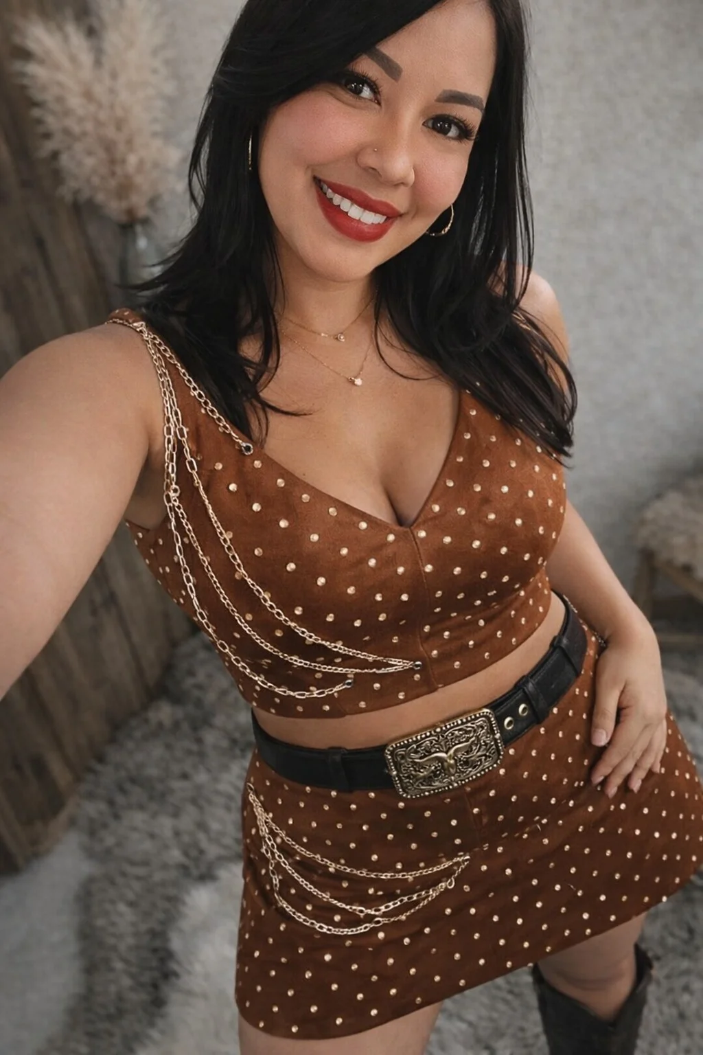 Conjunto Country Luxo – Top Cropped + Saia Mini com Correntes e Spikes